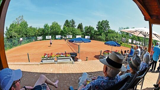 Sonne satt und spannende Begegnungen: Auf der Tennisanlage des TV Bissingen herschte beim 9. Breitenstein-Cup am Pfingstwochenen Sonne satt und spannende Begegnungen: Auf der Tennisanlage des TV Bissingen herschte beim 9. Breitenstein-Cup am Pfingstwochenen