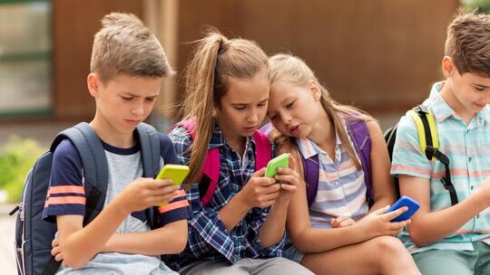 Viele Kinder verbringen ihre Freizeit am Smartphone. Symbolbild: stock.adobe.com Viele Kinder verbringen ihre Freizeit am Smartphone. Symbolbild: stock.adobe.com
