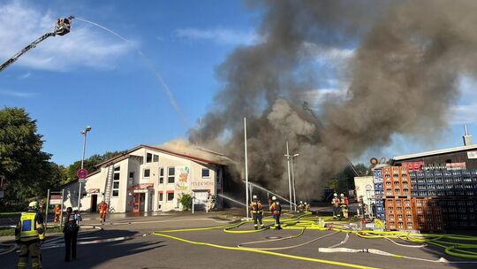 Viele Feuerwehren aus dem Umkreis, auch aus Kirchheim, eilen den Wehrleuten in Unterensingen zur Hilfe. Die Rauchsäule war kilom Viele Feuerwehren aus dem Umkreis, auch aus Kirchheim, eilen den Wehrleuten in Unterensingen zur Hilfe. Die Rauchsäule war kilom