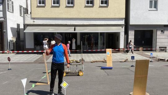 Oliver Otto leitet die Verkehrserziehung auf dem Kirchheimer Marktplatz - mit Straßenschildern auf Augenhöhe für die Vorschulkin Oliver Otto leitet die Verkehrserziehung auf dem Kirchheimer Marktplatz - mit Straßenschildern auf Augenhöhe für die Vorschulkin