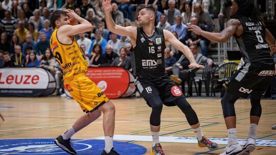 Julius Wolf (rechts) wird kommende Saison das gelbe Knights-Trikot tragen. Foto: Nina Sander Julius Wolf (rechts) wird kommende Saison das gelbe Knights-Trikot tragen. Foto: Nina Sander