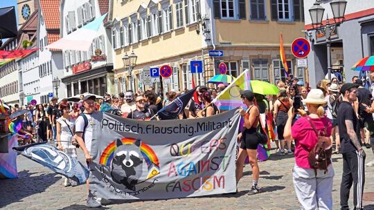 Rund 300 Menschen kamen zum ersten Nürtinger Christopher Street Day. Foto: Nicole Mohn Rund 300 Menschen kamen zum ersten Nürtinger Christopher Street Day. Foto: Nicole Mohn