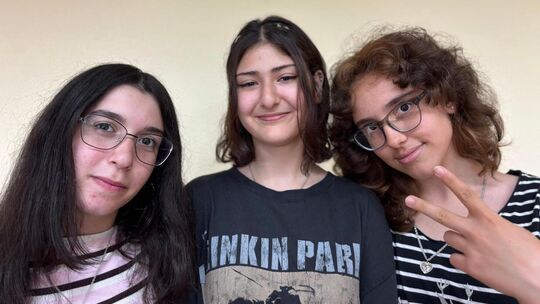 Jana Alali, Dana Daboul und Daniz Dzhafarova von der Alleenschule haben einen Landespreis erhalten. Foto:pr Jana Alali, Dana Daboul und Daniz Dzhafarova von der Alleenschule haben einen Landespreis erhalten. Foto:pr