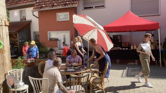 Auch vor den Schopflocher Scheunen lässt sich's im Sommer aushalten - vorausgesetzt, es gibt Schatten. Foto: Andreas Volz Auch vor den Schopflocher Scheunen lässt sich's im Sommer aushalten - vorausgesetzt, es gibt Schatten. Foto: Andreas Volz