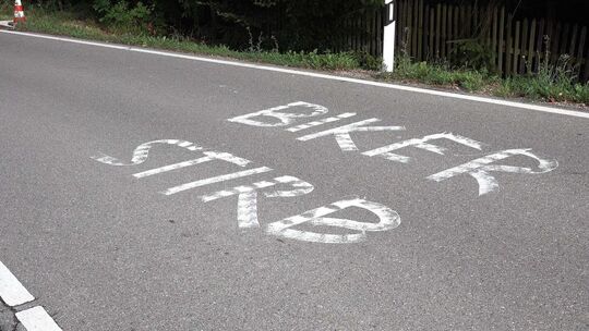Schlechter Scherz oder ernst gemeinte Drohung? Motorradfahrer in der Region sind verunsichert wegen mehrerer Schriftzüge auf bel Schlechter Scherz oder ernst gemeinte Drohung? Motorradfahrer in der Region sind verunsichert wegen mehrerer Schriftzüge auf bel
