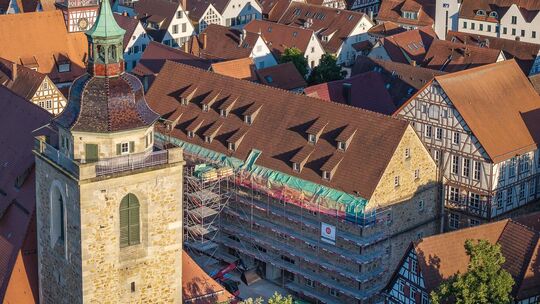Kein Kirchturmdenken – aber rechts neben dem Turm der Martinskirche ist das Kirchheimer Kornhaus samt Baustelleneinrichtung zu s Kein Kirchturmdenken – aber rechts neben dem Turm der Martinskirche ist das Kirchheimer Kornhaus samt Baustelleneinrichtung zu s