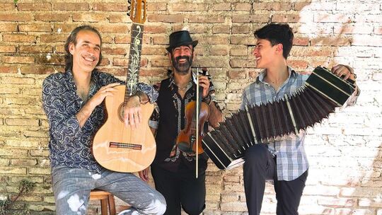 Tzigan – Die Band aus Argentinien vereint am Samstag, 1. August, Tango, Jazz und osteuropäische Musik auf dem Dach des Kirchheim Tzigan – Die Band aus Argentinien vereint am Samstag, 1. August, Tango, Jazz und osteuropäische Musik auf dem Dach des Kirchheim