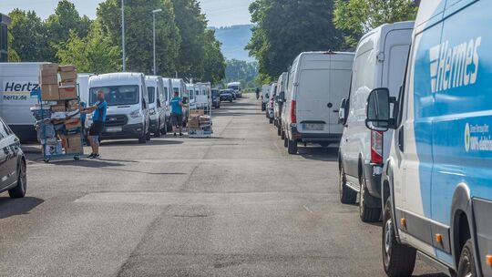 Die Brunnenstraße in Jesingen wurde zum Umschlagplatz umfunktioniert. Foto: Carsten Riedl Die Brunnenstraße in Jesingen wurde zum Umschlagplatz umfunktioniert. Foto: Carsten Riedl