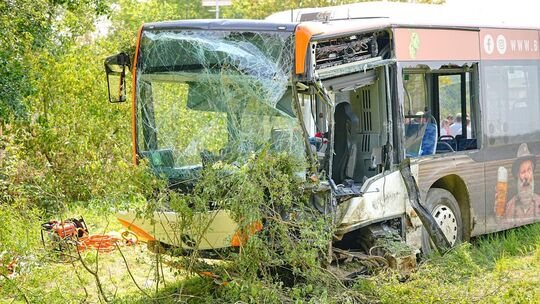 Schlierbach B297, 14.33 Uhr, Frontalzusammenstoß zwischen Bus und Pkw zw Schlierbach und Kirchheim, mehrere Verletzte Schlierbach B297, 14.33 Uhr, Frontalzusammenstoß zwischen Bus und Pkw zw Schlierbach und Kirchheim, mehrere Verletzte
