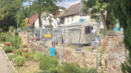 Wenn alles nach Plan läuft, ist die Mauer am Alten Friedhof bis Ende November wieder hergestellt. Foto: Andreas Volz Wenn alles nach Plan läuft, ist die Mauer am Alten Friedhof bis Ende November wieder hergestellt. Foto: Andreas Volz