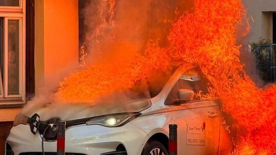 Beim Brand eines E-Autos in Kirchheim konnte nur mit viel Glück ein Übergreifen das Restaurant „Zum Fass“ verhindert werden. Fot Beim Brand eines E-Autos in Kirchheim konnte nur mit viel Glück ein Übergreifen das Restaurant „Zum Fass“ verhindert werden. Fot