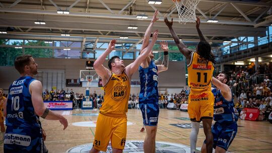 Nico Bretzel (links) und Tyrel Morgan kämpfen in der kommenden Saison weiterhin Seite an Seite um Punkte für die Knights. Für si Nico Bretzel (links) und Tyrel Morgan kämpfen in der kommenden Saison weiterhin Seite an Seite um Punkte für die Knights. Für si