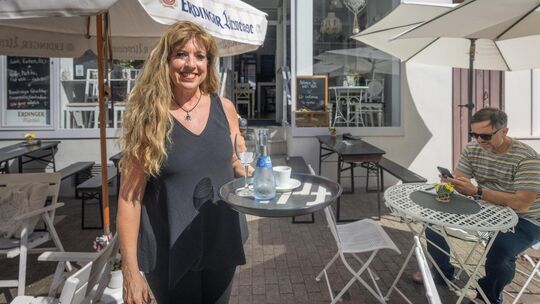 Hier fühlt sie sich sichtbar wohl: Birgit Herderich auf der Terrasse ihres Cafés in der Marktstraße. Foto: Carsten Riedl Hier fühlt sie sich sichtbar wohl: Birgit Herderich auf der Terrasse ihres Cafés in der Marktstraße. Foto: Carsten Riedl