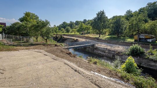 Die schmale Brücke für Radfahrer und Fußgänger hat ausgedient, eine neue entsteht - und eine "schwungvollere" Wegeführung. Foto: Die schmale Brücke für Radfahrer und Fußgänger hat ausgedient, eine neue entsteht - und eine "schwungvollere" Wegeführung. Foto: