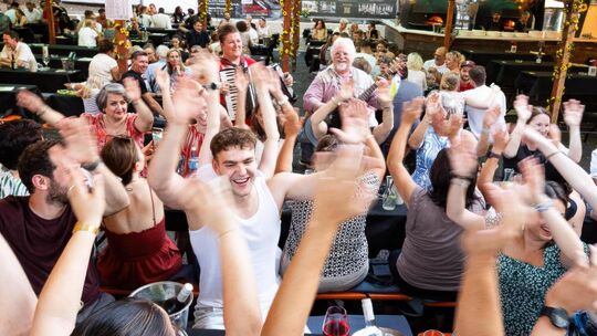 Es ging im 37. Jahr fröhlich zu auf dem Kirchheimer Weindorf, hier beim „Mitsingschunkeln“ mit den Musikanten Helmuth und Tanja. Es ging im 37. Jahr fröhlich zu auf dem Kirchheimer Weindorf, hier beim „Mitsingschunkeln“ mit den Musikanten Helmuth und Tanja.