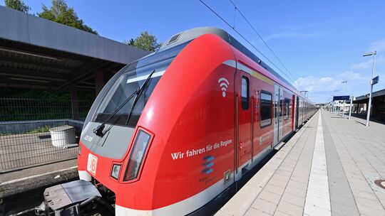 Ein Zug der S-Bahn im Kirchheimer Bahnhof. Ein Zug der S-Bahn im Kirchheimer Bahnhof.