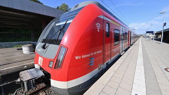 Ein Zug der S-Bahn im Kirchheimer Bahnhof. Ein Zug der S-Bahn im Kirchheimer Bahnhof.
