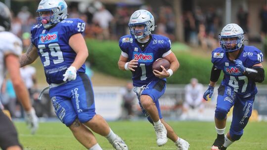 Daniel Rennie auf dem Weg in die gegnerische Endzone. Die Crudaders haben das letzte Saisonspiel gewonnen und mit Platz zwei die Daniel Rennie auf dem Weg in die gegnerische Endzone. Die Crudaders haben das letzte Saisonspiel gewonnen und mit Platz zwei die