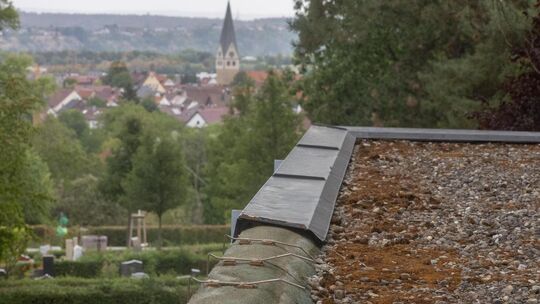 Ein Rest der Verschalung ist noch da. Wurden die Kupferdiebe gestört und sind vorzeitig geflohen? Ein Rest der Verschalung ist noch da. Wurden die Kupferdiebe gestört und sind vorzeitig geflohen?