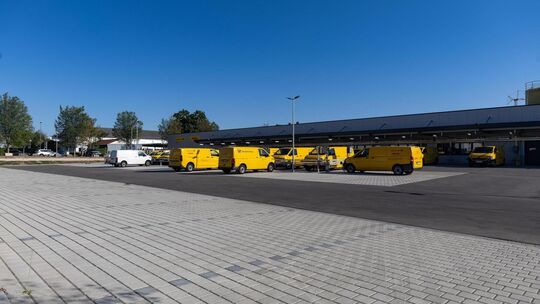 Viele Steine gibt’s und wenig Bäume auf dem Gelände des DHL-Auslieferungslagers in der Kirchheimer Liebigstraße. Foto: Carsten R Viele Steine gibt’s und wenig Bäume auf dem Gelände des DHL-Auslieferungslagers in der Kirchheimer Liebigstraße. Foto: Carsten R