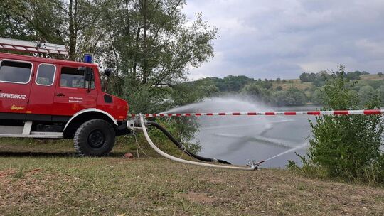 Mehr als zehn Einsatzkräfte waren am Montag vor Ort, um das Wasser im Aileswasensee umzupumpen. Foto: privat Mehr als zehn Einsatzkräfte waren am Montag vor Ort, um das Wasser im Aileswasensee umzupumpen. Foto: privat