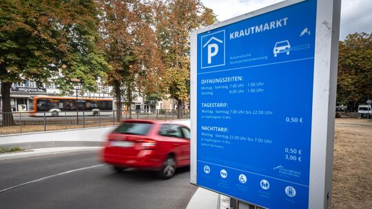 Wer abends im Kirchheimer Parkhaus Krautmarkt parkt, zahlt – wie auch am Schweinemarkt – deutlich mehr als noch vor einem Jahr: Wer abends im Kirchheimer Parkhaus Krautmarkt parkt, zahlt – wie auch am Schweinemarkt – deutlich mehr als noch vor einem Jahr: