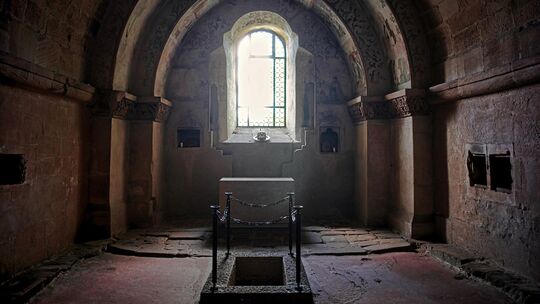 Am leeren Grab in der Krypta feierten die Ordensbrüder wie am Heiligen Grab in Jerusalem den Tod und die Auferstehung Jesu. Alle Am leeren Grab in der Krypta feierten die Ordensbrüder wie am Heiligen Grab in Jerusalem den Tod und die Auferstehung Jesu. Alle
