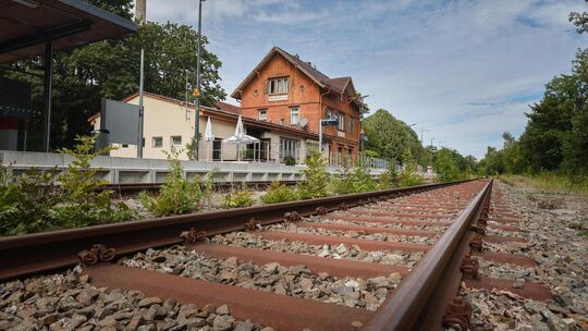 Am Oberlenninger Bahnhof gibt es eine neue Busverbindung nach Bad Urach. Foto:Carsten Riedl Am Oberlenninger Bahnhof gibt es eine neue Busverbindung nach Bad Urach. Foto:Carsten Riedl