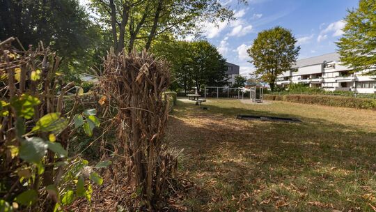 Mitarbeiter des Dettinger Bauhofs haben die Hecke um den Spielplatz auf dem Guckenrain in den heißen Tagen zurückgeschnitten. Fo Mitarbeiter des Dettinger Bauhofs haben die Hecke um den Spielplatz auf dem Guckenrain in den heißen Tagen zurückgeschnitten. Fo