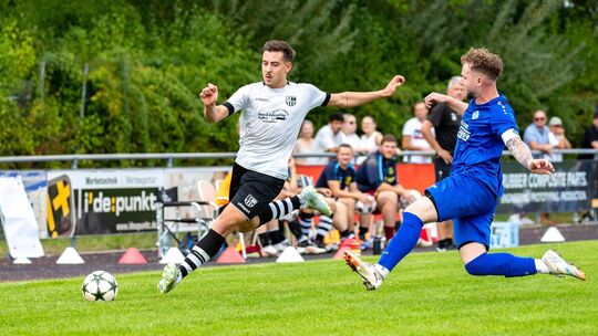 „Saurier“ des Tages: Daniel Otto steuerte vier Treffer zum 5:0-Sieg der SGOH gegen Frickenhausen bei. Foto: Michael Treutner „Saurier“ des Tages: Daniel Otto steuerte vier Treffer zum 5:0-Sieg der SGOH gegen Frickenhausen bei. Foto: Michael Treutner