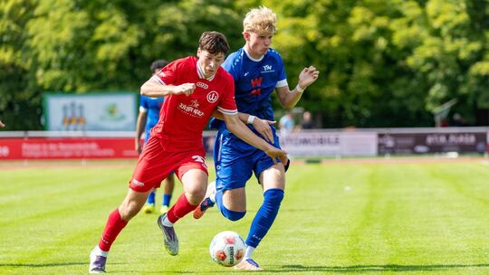 Leon Holder (links) und der TSV Weilheim haben einen Fehlstart hingelegt. Foto: Michael Treutner Leon Holder (links) und der TSV Weilheim haben einen Fehlstart hingelegt. Foto: Michael Treutner
