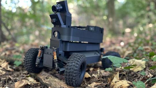 Über Stock und Stein: Der Roboter soll selbstständig durch den Wald fahren. Foto: privat Über Stock und Stein: Der Roboter soll selbstständig durch den Wald fahren. Foto: privat