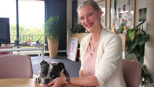 Christiane Krieger - hier mit ihrer Old English Bulldogge Betty - ist seit Anfang 2024 die Bürgermeisterin von Wernau. Foto: Car Christiane Krieger - hier mit ihrer Old English Bulldogge Betty - ist seit Anfang 2024 die Bürgermeisterin von Wernau. Foto: Car