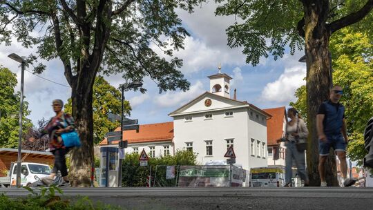 Das Kirchheimer Wachthaus nach der Sanierung, allerdings noch ohne Fensterläden. Nicht nur das Fachwerk ist verschwunden, auch d Das Kirchheimer Wachthaus nach der Sanierung, allerdings noch ohne Fensterläden. Nicht nur das Fachwerk ist verschwunden, auch d