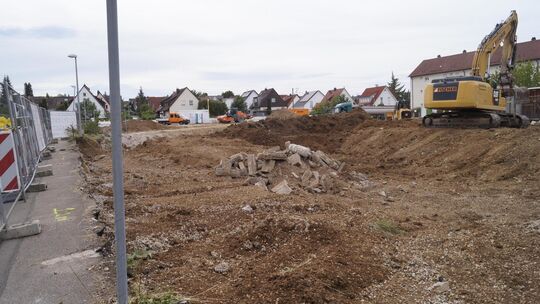 Baufahrzeuge bestimmen das Bild auf dem Areal der Bau- und Wohnungsgenossenschaft Neckar-Fils. Foto: Gaby Kiedaisch Baufahrzeuge bestimmen das Bild auf dem Areal der Bau- und Wohnungsgenossenschaft Neckar-Fils. Foto: Gaby Kiedaisch
