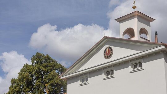 Die Uhr befindet sich nach der Sanierung am Giebel, nicht mehr am Turm. Foto: Carsten Riedl Die Uhr befindet sich nach der Sanierung am Giebel, nicht mehr am Turm. Foto: Carsten Riedl