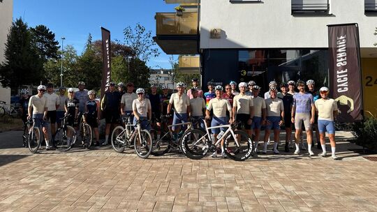 Beim Cycle-Service-Store auf dem Steingauareal treffen sich jeden Mittwochabend Radsportbegeisterte zur gemeinsamen Ausfahrt. Fo Beim Cycle-Service-Store auf dem Steingauareal treffen sich jeden Mittwochabend Radsportbegeisterte zur gemeinsamen Ausfahrt. Fo