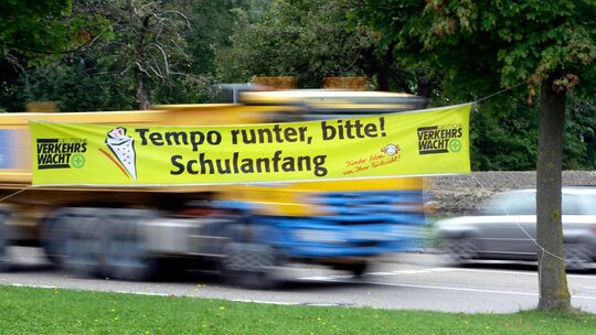 Noch sind Ferien, aber die Schilder der Deutschen Verkehrswacht weisen schon an vielen Stellen auf den Schulbeginn hin. Archivfo Noch sind Ferien, aber die Schilder der Deutschen Verkehrswacht weisen schon an vielen Stellen auf den Schulbeginn hin. Archivfo