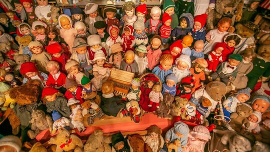 Puppen, Bären, Kinderstuben, Spielzeug: Uschi Schulz hat fast ebenso viele Geschichten über ihre Sammlung wie Exponate auf Lager Puppen, Bären, Kinderstuben, Spielzeug: Uschi Schulz hat fast ebenso viele Geschichten über ihre Sammlung wie Exponate auf Lager