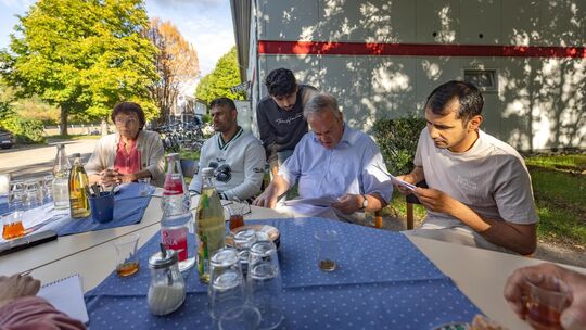 Marianne Gmelin (links) ist Gründungsmitglied des AK Asyl Kirchheim. Beim Begegnungscafé sind alle Geflüchteten mit ihren Alltag Marianne Gmelin (links) ist Gründungsmitglied des AK Asyl Kirchheim. Beim Begegnungscafé sind alle Geflüchteten mit ihren Alltag