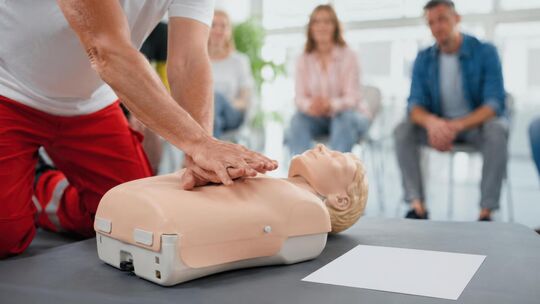 Besonders bei einem Herz-Kreislauf-Stillstand ist ein schnelles Handeln lebensnotwendig. Wie die Wiederbelebung richtig funktio Besonders bei einem Herz-Kreislauf-Stillstand ist ein schnelles Handeln lebensnotwendig. Wie die Wiederbelebung richtig funktio