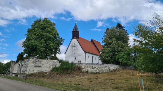 Nur die Stephanuskirche und das Schulhaus von Gruorn blieben bestehen, der Rest des Dorfes wurde ausgelöscht. Foto: Stephanie Re Nur die Stephanuskirche und das Schulhaus von Gruorn blieben bestehen, der Rest des Dorfes wurde ausgelöscht. Foto: Stephanie Re