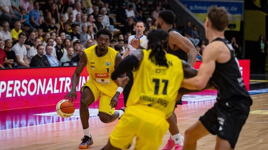 Philip Alston (am Ball) und die Kreisbau Knights haben sich im Pokal teuer verkauft. Foto: Nina Sander Philip Alston (am Ball) und die Kreisbau Knights haben sich im Pokal teuer verkauft. Foto: Nina Sander