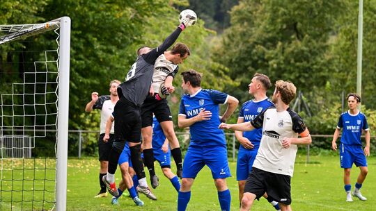 Klare Angelegenheit: Die SGM Lenninger Tal (grau) hat sich mit 4:1 gegen die SGEH II durchgesetzt. Foto: Markus Brändli Klare Angelegenheit: Die SGM Lenninger Tal (grau) hat sich mit 4:1 gegen die SGEH II durchgesetzt. Foto: Markus Brändli