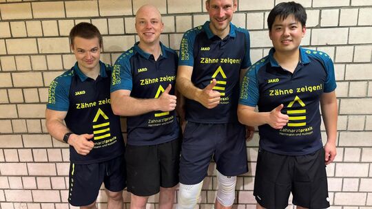 Daumen hoch beim VfL: Michael Roll, Simon Geßner, Patrick Strauch und Liang Qiu wollen durchstarten. Foto: pr Daumen hoch beim VfL: Michael Roll, Simon Geßner, Patrick Strauch und Liang Qiu wollen durchstarten. Foto: pr