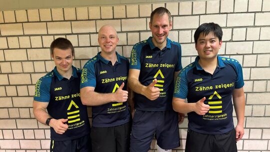 Daumen hoch beim VfL: Michael Roll, Simon Geßner, Patrick Strauch und Liang Qiu wollen durchstarten. Foto: pr Daumen hoch beim VfL: Michael Roll, Simon Geßner, Patrick Strauch und Liang Qiu wollen durchstarten. Foto: pr
