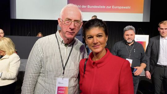 Der Kirchheimer Stadtrat Heinrich Brinker hat sich auf dem ersten BSW-Bundesparteitag gemeinsam mit der Parteigründerin und -vor Der Kirchheimer Stadtrat Heinrich Brinker hat sich auf dem ersten BSW-Bundesparteitag gemeinsam mit der Parteigründerin und -vor