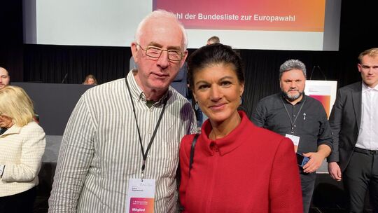 Der Kirchheimer Stadtrat Heinrich Brinker hat sich auf dem ersten BSW-Bundesparteitag gemeinsam mit der Parteigründerin und -vor Der Kirchheimer Stadtrat Heinrich Brinker hat sich auf dem ersten BSW-Bundesparteitag gemeinsam mit der Parteigründerin und -vor