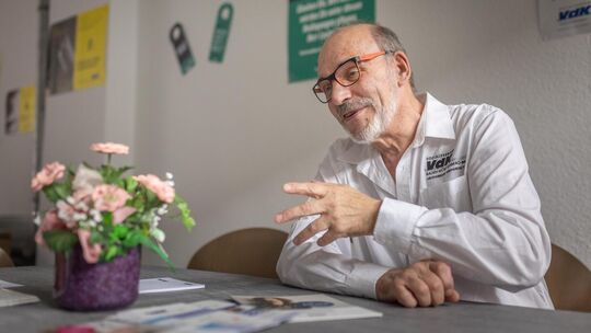 Karl Steinmann füllt sein Amt als Vorsitzender des VdK-Ortsverbands Kirchheim mit vollem Tatendrang aus. Er berät die Menschen a Karl Steinmann füllt sein Amt als Vorsitzender des VdK-Ortsverbands Kirchheim mit vollem Tatendrang aus. Er berät die Menschen a