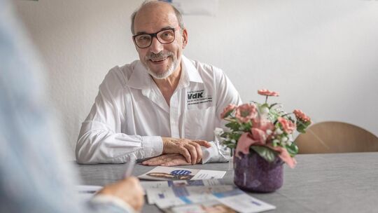 Karl Steinmann führt im Raum des VdK in Kirchheim seine Beratungsgespräche. Foto: Carsten Riedl Karl Steinmann führt im Raum des VdK in Kirchheim seine Beratungsgespräche. Foto: Carsten Riedl